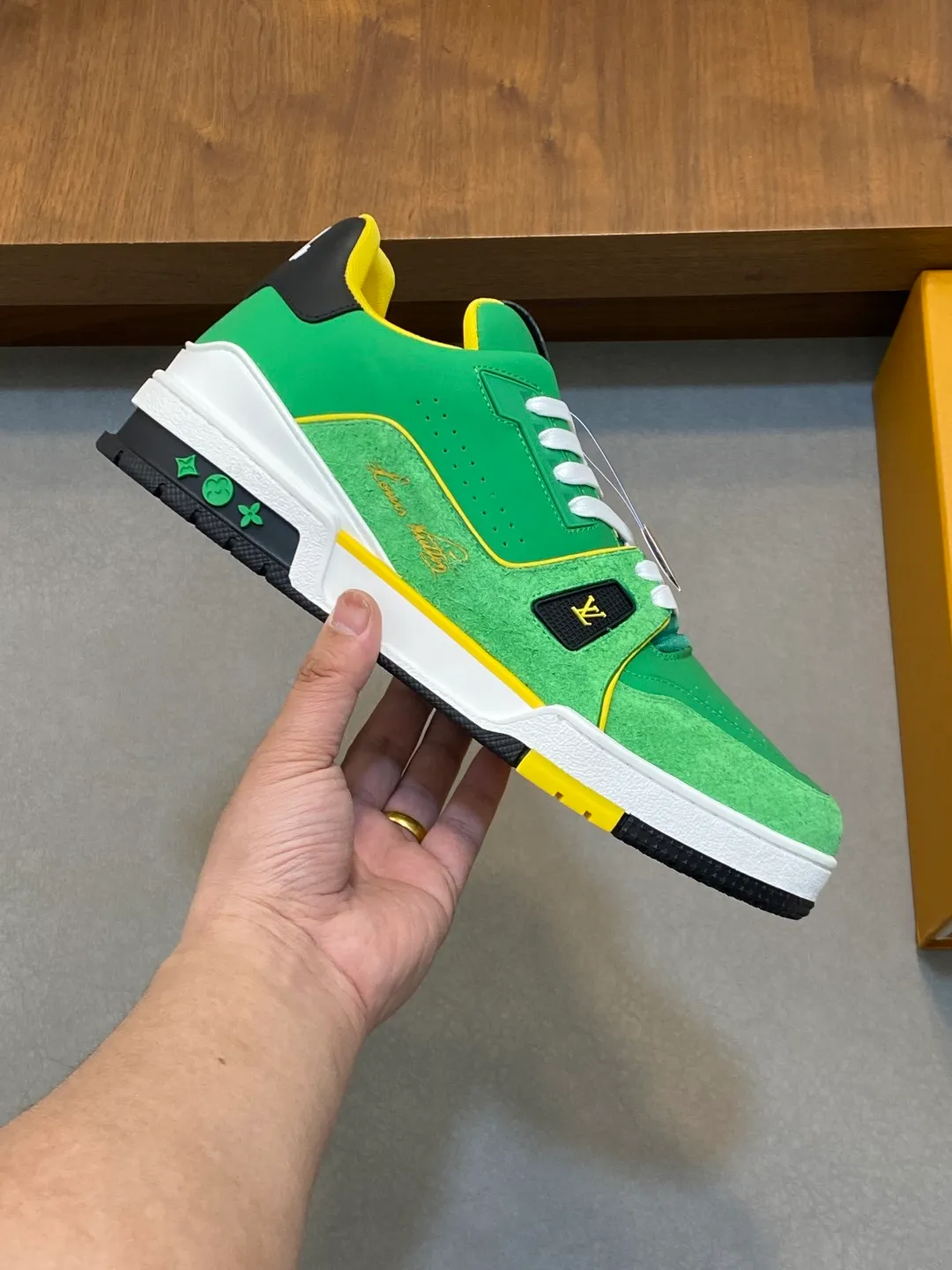 Men's men's shoes 💰820 Lujia New Color Men's 🧍‍♂️trainer sneakers, this LV Trainer sneaker is made of soft grained calfskin, showing pure tones, the #54 logo on the back traces the brand's birth in 1854, the designer's handwritten brand logo embellishes one side, designed by Virgil Abloh himself, a very commemorative sneaker, the new LV Louis Vuitton louis vuitton trainer sneaker low casual sports culture versatile basketball sneakers Size: 35-46 (customized for women 40, men 46)